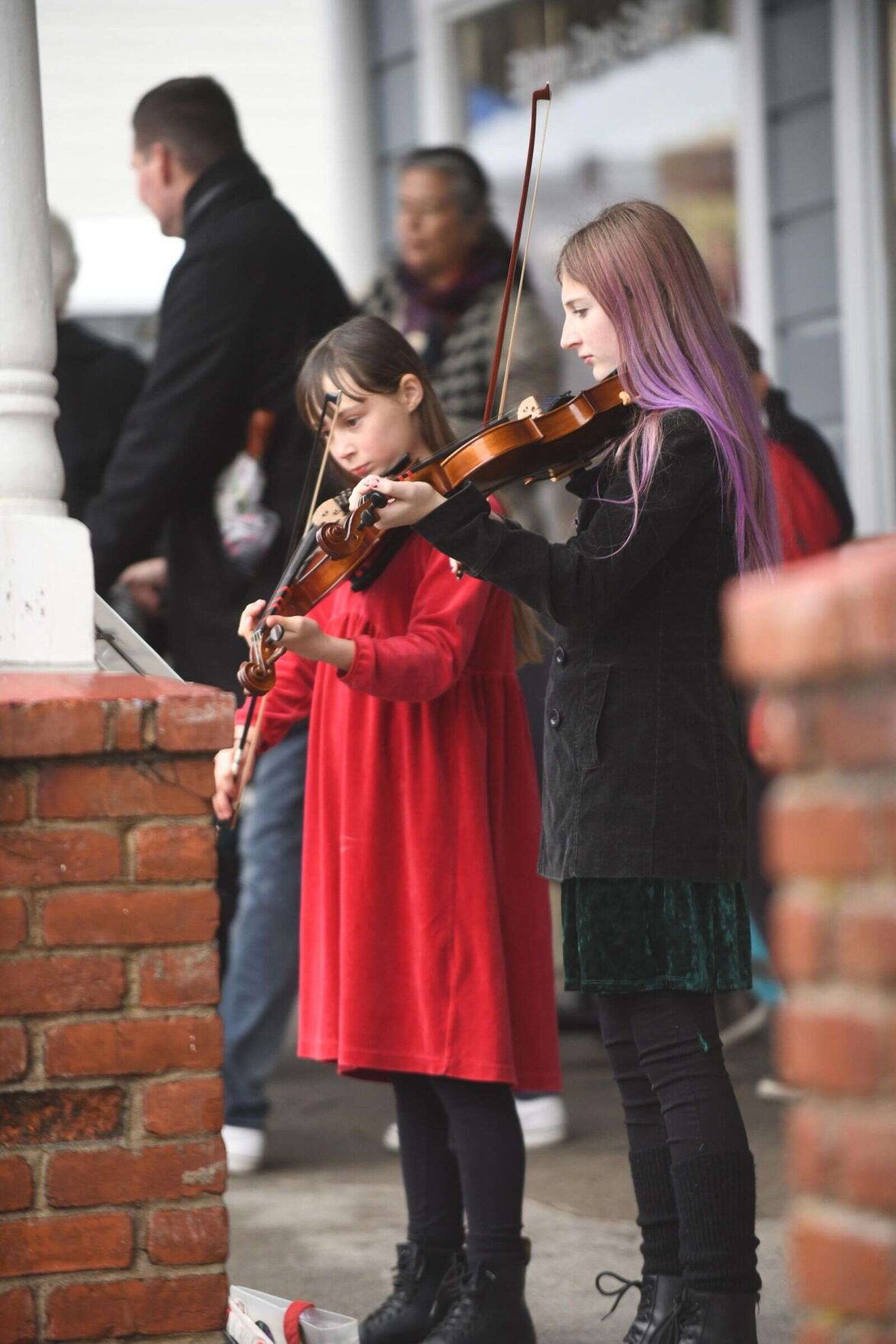Come rain or shine: Victorian Christmas continues holiday street faire tradition